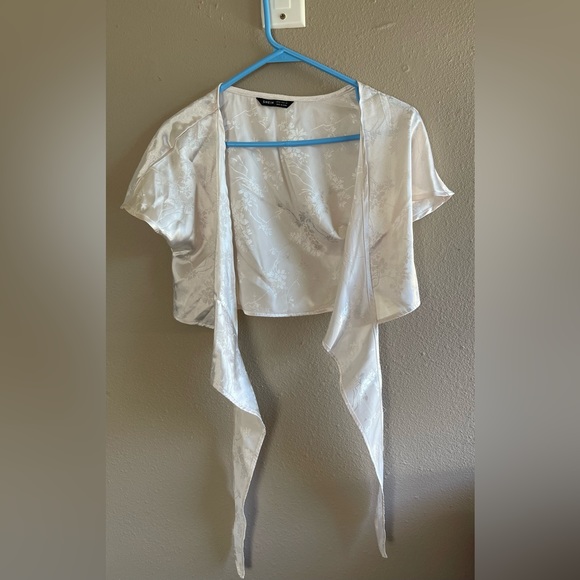 Shein Top sheet crop top ties in the front soft satin with floral design size XS - Picture 2 of 3